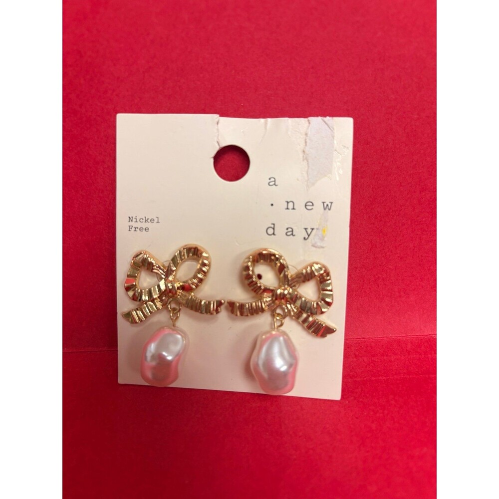 Earrings Bow earrings with dangling teardrop faux pearl NWT